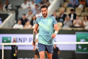 Le réflexe fou de Damir Dzumhur pour remporter un point contre Titouan Droguet à Umag