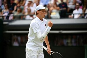 Malgré une gêne au coude droit, Jannik Sinner s&rsquo;impose face à Ben Shelton et file en demi-finales de Wimbledon