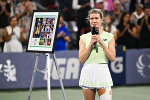 « Merci, merci, merci ! Je vous aime » : Eugenie Bouchard met fin à sa carrière après sa défaite face à Belinda Bencic à Montréal