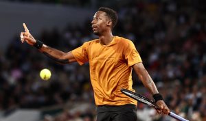 Monfils provoque une interruption de son match après avoir heurté un panneau publicitaire à Washington