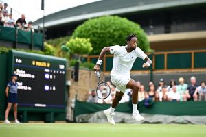 Passé à deux points du match contre Marton Fucsovics au deuxième tour à Wimbledon, Gaël Monfils a été interrompu par la nuit à deux sets partout