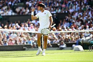Plus mordant qu&rsquo;au premier tour, Carlos Alcaraz déroule contre Oliver Tarvet et se qualifie pour le troisième tour à Wimbledon