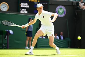 Premier tour sans histoire pour Jannik Sinner, vainqueur de Luca Nardi à Wimbledon