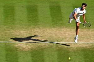 Sans trembler, Carlos Alcaraz rejoint Taylor Fritz en demi-finales de Wimbledon