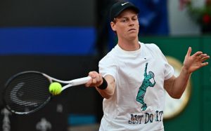 Sinner s’est entraîné ce mercredi matin avec un grand bandage au coude