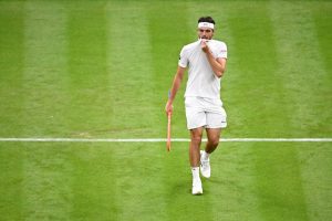 Taylor Fritz rejoint Karen Khachanov en quarts de finale de Wimbledon après l&rsquo;abandon de Jordan Thompson