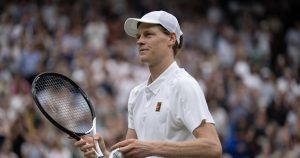 Tennis Wimbledon Mené 2 sets à 0, Sinner profite de l&rsquo;abandon de Dimitrov pour rejoindre les quarts