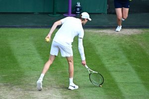 Un bouchon de champagne projeté sur le court interrompt brièvement la finale de Wimbledon entre Carlos Alcaraz et Jannik Sinner