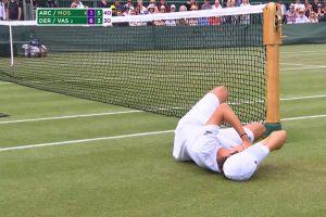 Un joueur reçoit un service de son coéquipier dans la nuque et abandonne en double chez les juniors à Wimbledon