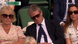Une sieste devant Djokovic : Hugh Grant s’endort… dans la tribune la plus select de Wimbledon