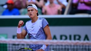 VIDEO. Tennis : « Je suis probablement trop âgée pour toi, j’ai un mari… » Un Top 10 drague sans s’en rend compte une joueuse mariée et l’ignore depuis