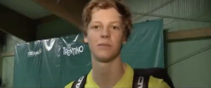 Vidéos, ATP > L&rsquo;archive révélatrice de Jannik Sinner à 17 ans : « Je n&rsquo;aime pas les boîtes de nuit. Mon père m&rsquo;a offert une raquette et, à 14 ans, j&rsquo;ai décidé de devenir professionnel »