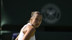 Wimbledon > Aryna Sabalenka à un journaliste après sa défaite en demi-finales : « Tu as peut-être une idée en tête parce que, comme tu le vois, j&rsquo;ai perdu trois fois. J&rsquo;ai l&rsquo;impression de ne rien apprendre. Peux-tu m&rsquo;aider ? »