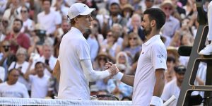 Wimbledon > Djokovic sur Sinner, qui l&rsquo;a battu en demi-finales : « Lors de notre poignée de main au filet, il s&rsquo;est excusé de me voir diminué. Mais il n&rsquo;a pas à s&rsquo;excuser, il est très bon et depuis un an et demi, il est le meilleur joueur du monde »