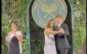 Wimbledon > Sinner au sujet de la danse avec Swiatek : « Nous n&rsquo;étions pas obligés mais Iga a insisté »
