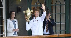 ATP > Ion Tiriac s&rsquo;enflamme pour Jannik Sinner : « Il peut viser le record de Roger Federer à Wimbledon »