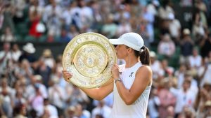 Wimbledon : « J’espère qu’ils me laisseront en paix !” Iga Swiatek règle ses comptes avec la presse polonaise après son sacre