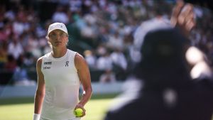 Wimbledon : « On ne devrait pas les autoriser à en porter… » Une légende du tennis demande à Iga Swiatek de procéder à un changement radical