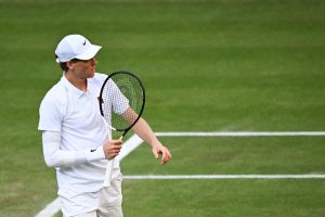 Wimbledon : en contrôle, Jannik Sinner dispose de Novak Djokovic et rejoint Carlos Alcaraz en finale