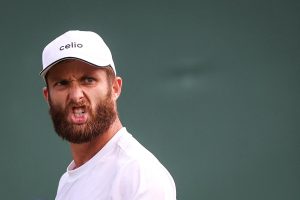 repêché après son élimination en qualification à Washington, Corentin Moutet se qualifie pour les quarts de finale