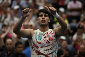 Alcaraz écarte facilement Darderi et remporte sa 80e victoire en Grand Chelem