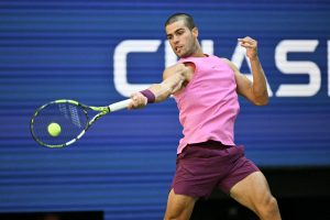 Alcaraz maîtrise Rinderknech pour rallier son 13e quart de finale en Grand Chelem