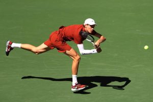Bataille du fond du court, amorties et lob prodigieux… Le point fou marqué par Jannik Sinner contre Denis Shapovalov à l&rsquo;US Open en vidéo