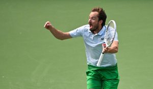 « Dans quel autre sport est-ce antisportif de casser son propre matériel ? », Roddick vole au secours de Medvedev