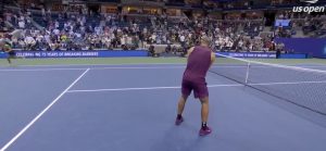 Insolite, Vidéos, US Open > Alcaraz innove encore avec une célébration très originale…
