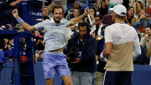 « Je n&rsquo;ai jamais vécu ça », Bonzi encore choqué par l&rsquo;attitude de Medvedev et du public sur sa balle de match