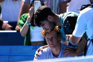 Malgré une finale tronquée par l&rsquo;abandon de Sinner, Alcaraz envoie un signal fort avant l&rsquo;US Open