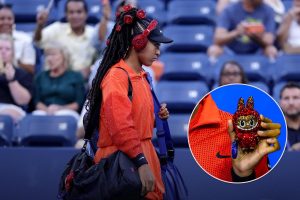 Naomi Osaka fait sensation à l&rsquo;US Open avec un look scintillant et un Labubu personnalisé nommé « Billie Jean Bling »