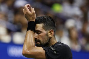 Novak Djokovic au deuxième tour de l&rsquo;US Open malgré une petite alerte physique