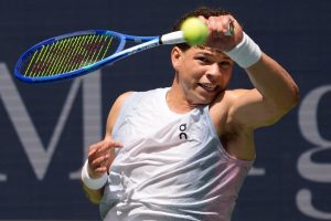 Quand la compagne de Shelton parvient à s&rsquo;introduire en conférence de presse pour lui poser une question