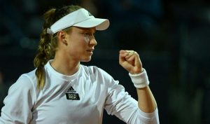Rybakina profite de l’abandon de Kostyuk, le rêve de Mboko se poursuit