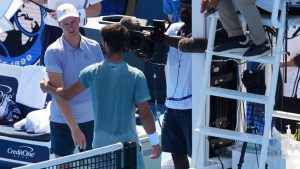 VIDEO. Tennis : « Va-t’en ! Ne t’approche pas ! » Un ex-joueur star estime qu’Alcaraz n’aurait pas dû consoler Sinner après son abandon à Cincinnati