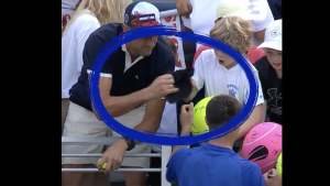 VIDEO. Tennis : un joueur offre sa casquette à un jeune spectateur… Qui se la fait immédiatement voler sans pouvoir réagir !