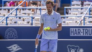 VIDÉO. Tennis : vaincu et frustré, un ancien numéro 1 mondial quitte volontairement le court sans son sac, un ramasseur de balles s’en charge