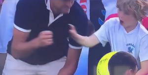 Vidéos, US Open > Le comportement honteux d&rsquo;un spectateur arrachant la casquette signée d&rsquo;un joueur à un enfant