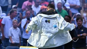 la veste « balles de tennis » de Djokovic, mis à l&rsquo;honneur par Lacoste dans une collection « GOAT »