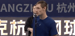 ATP – Hangzhou, Vidéos > Valentin Royer à Alexander Bublik après sa défaite en finale : « Mec, tu joues un tennis de fou, c&rsquo;est une blague »