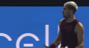 ATP – Tokyo > Carlos Alcaraz à son équipe pendant l&rsquo;interruption : « Je ressens une gêne. Dans certaines situations, cela me fait mal »
