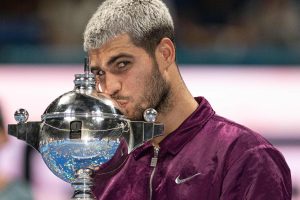Alcaraz poursuit sa saison dorée avec un 8e titre aux dépens de Fritz