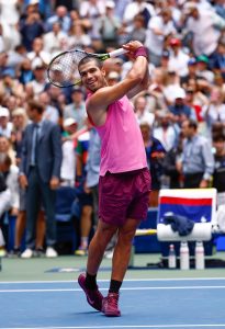 Alcaraz rallie le dernier carré, toujours en trois sets