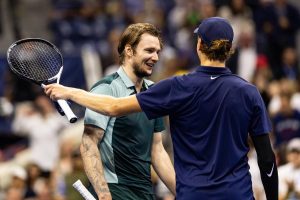 Avant le huitième de finale de l&rsquo;US Open face à Jannik Sinner, Alexander Bublik s&rsquo;avouait déjà vaincu : « On dirait un joueur généré par une IA »