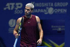 Carlos Alcaraz facile vainqueur pour son entrée en lice à Tokyo malgré une alerte à une cheville