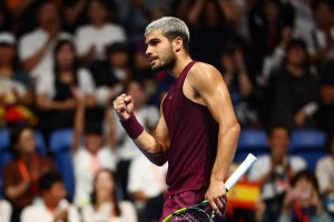Carlos Alcaraz remporte son huitième titre de la saison en battant Taylor Fritz en finale de l&rsquo;ATP 500 de Tokyo