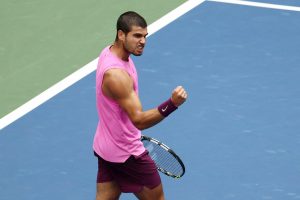 Carlos Alcaraz s&rsquo;offre Novak Djokovic en trois sets et se qualifie pour la finale de l&rsquo;US Open