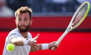 Corentin Moutet arrache le duel bleu contre Arthur Cazaux à Hangzhou et rejoint les quarts