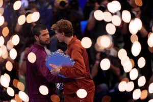 De plus en plus proche du joueur ultime, Carlos Alcaraz peut-il tout gagner en 2026, ou Jannik Sinner va-t-il le rattraper ?